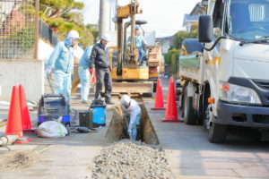 道路の下に敷設されている水道管の耐震化を行っています。 また現在は各務原市にある学校の空調設備の整備工事も手がけています。